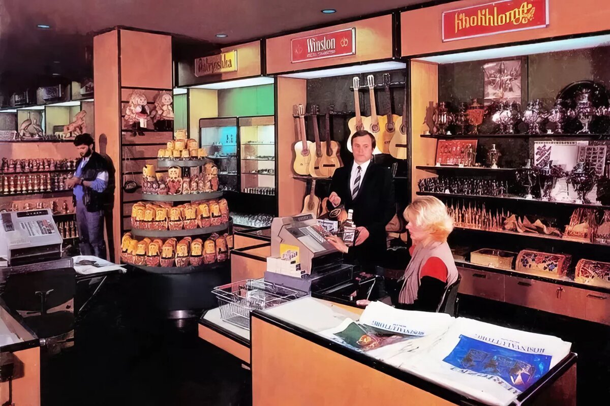 Простым смертным вход в эти магазины был заказан. Но существовали категории граждан, которые могли там отовариваться:

Дипломаты и сотрудники посольств.

Моряки дальнего плавания (для них работали магазины «Альбатрос»).

Советские специалисты, работавшие за границей.

Артисты, спортсмены, учёные, получавшие гонорары в валюте.