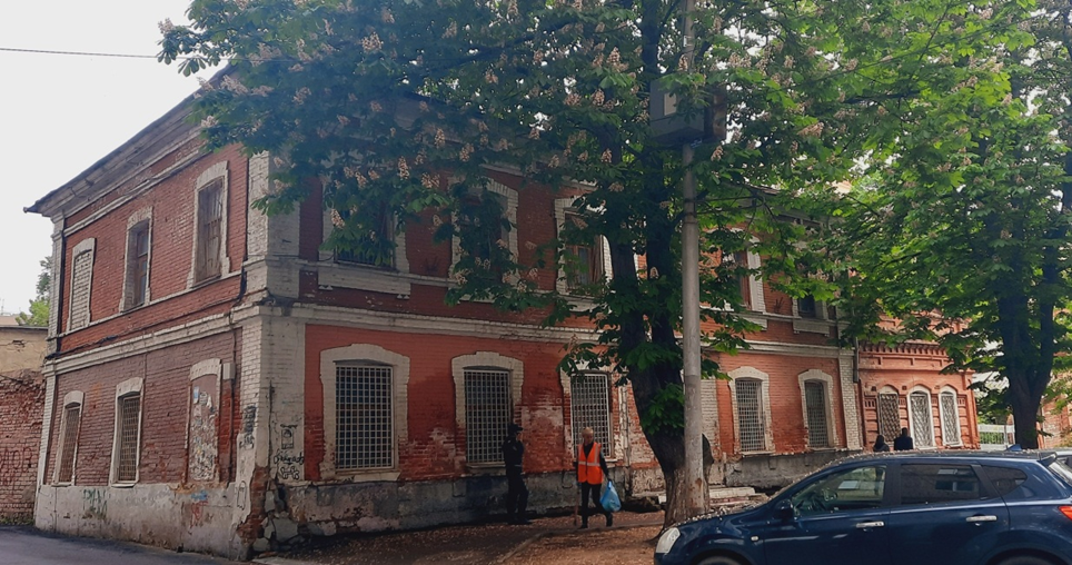 Дом №1 (см. схему ниже), по  Мирному переулку,19-единственный, уцелевший дом с небольшой  пристройкой из комплекса казарм Гудковых .Сейчас здание принадлежит Военному комиссариату Саратовской области, скорее всего там находится архив.

