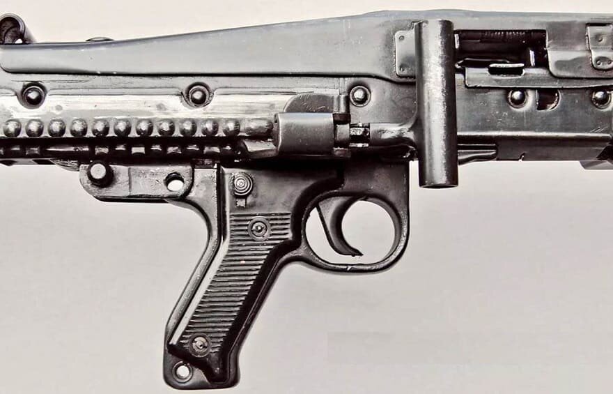 Ствольная коробка, рукоятка взведения и пистолетная рукоятка МГ-42.
