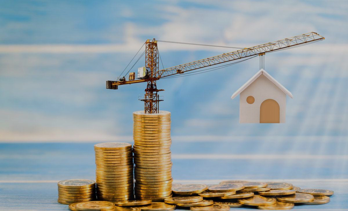 Давайте разберёмся как влияет на рынок жилья инфляция.

💠Цены на стройку растут = квадратный метр дорожает
Инфляция поднимает стоимость материалов, работы, земли. Девелоперы не могут строить по старым ценам — себестоимость растёт, а значит, цены в новостройках ползут вверх.

На вторичке — то же самое: собственники подстраиваются под рынок и тоже поднимают ценник, но в сегодняшних реалиях цены на вторичке все же ниже, отпугивает лишь ставка по ипотеке около 27%.

⚡️Ипотека становится дороже
Чтобы сдержать инфляцию, ЦБ поднимает ключевую ставку — а это напрямую влияет на ипотечные ставки. Больше ставка → больше переплата → меньше доступных покупок.

Но! Если инфляция пойдёт вниз — ипотека снова станет выгодной.

🪙Деньги обесцениваются, а недвижимость — нет
Когда ваши деньги просто лежат, они теряют покупательную способность. Сегодня вы можете купить больше, чем завтра.

🏢А недвижимость — актив, который, наоборот, может расти в цене. Поэтому для многих это способ «сохранить» деньги от инфляции.

📊Что дальше? Будут ли цены расти? Снизятся ли ставки? Всё зависит от экономики. Главное — не пускать ситуацию на самотёк и следить за трендами.

Хороший момент — это не всегда «потом». Иногда — это сейчас.