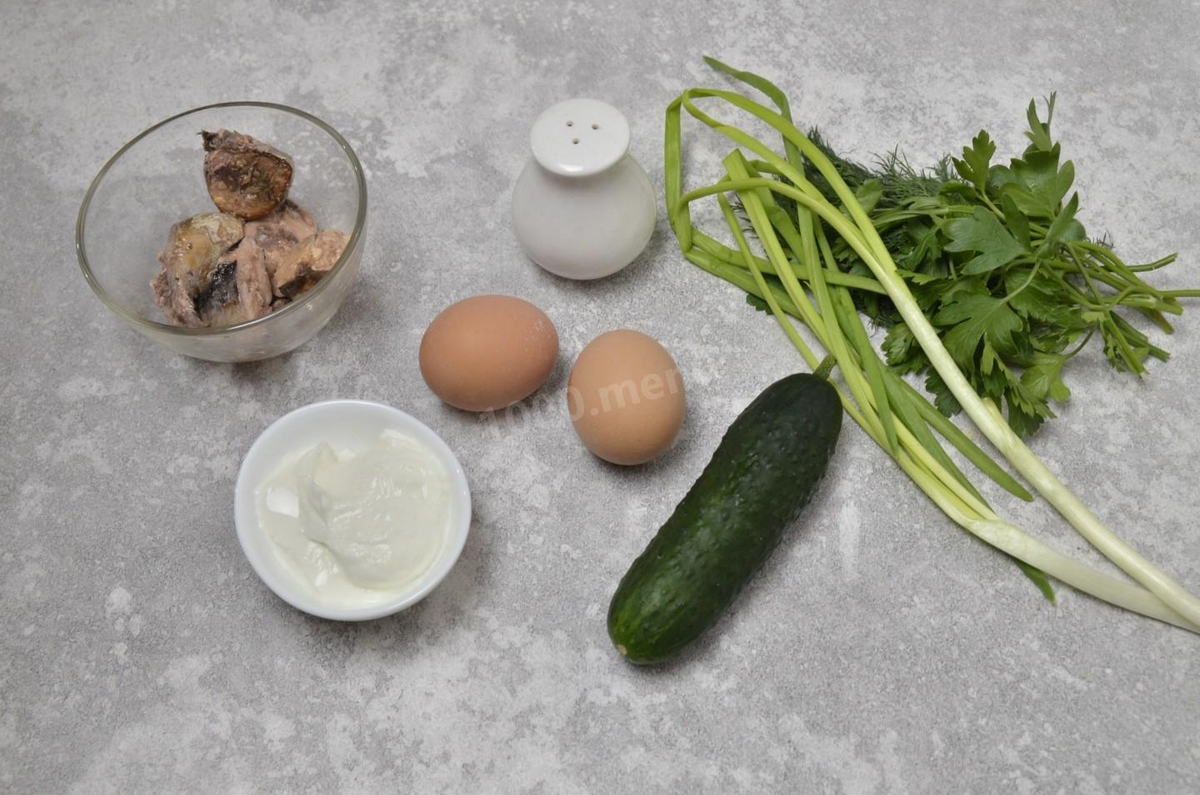 Как сделать белковый салат с тунцом и яйцом ПП для похудения? Подготовьте продукты. Тунец возьмите в собственном соку, а не в масле — в нем меньше калорий. Яйца предварительно отварите и остудите. Как правильно сварить яйца читайте в конце рецепта. Зелень помойте и обсушите.