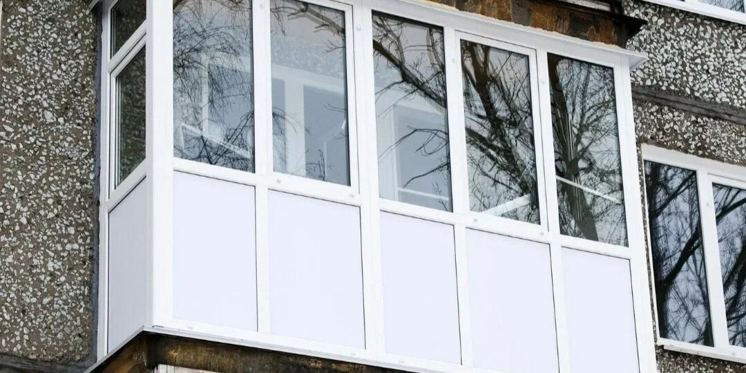 Выяснилось, кого в 2025 году заставят расстеклять остеклённые лоджии и балконы. Первые решения судов