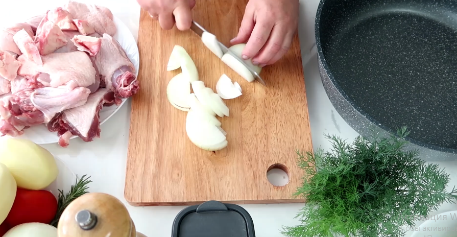 Лук нарезаем полукольцами