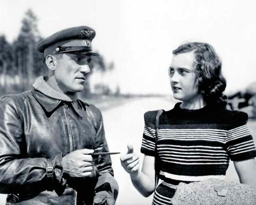 Николай Крючков и Алла Парфаньяк в фильме "Небесный тихоход" (1945)