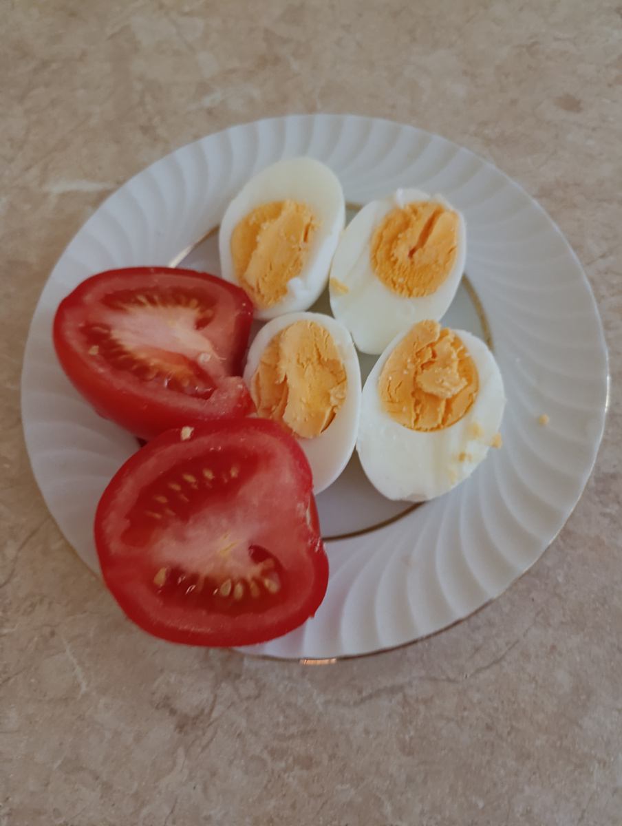 Один из завтраков. По традиции два варёных яйца и либо овощ либо фрукт.