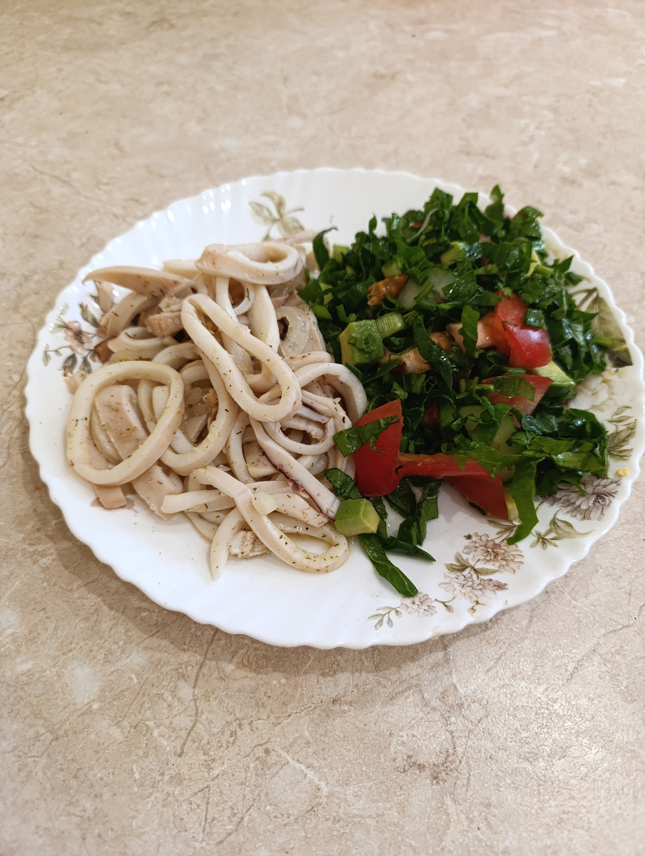 Мой обед в пн.  Тушеный кальмар и салат из овощей и зелени.