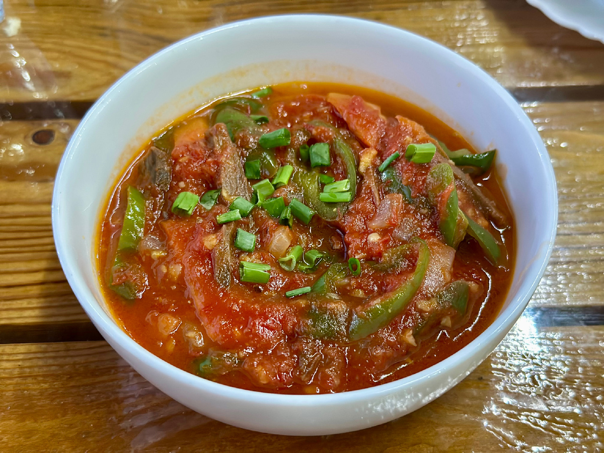 Еще одна вариация жареного перца с томатами и мясом - оооочень остро 