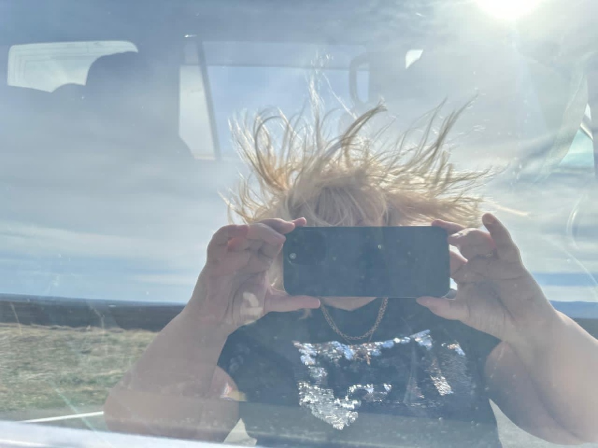 Пытаюсь лису фоткать через стекло чтобы не спугнуть, а Алтай Хан мне прически делает, пользуясь случаем, что у меня руки заняты. 