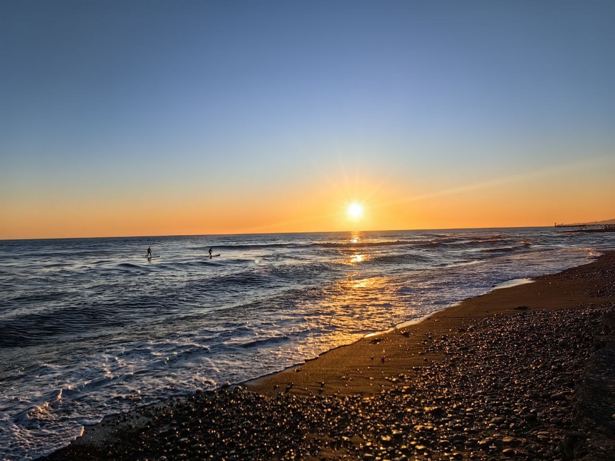 Побережье Черного моря в Адлере и группа саб-серфиров