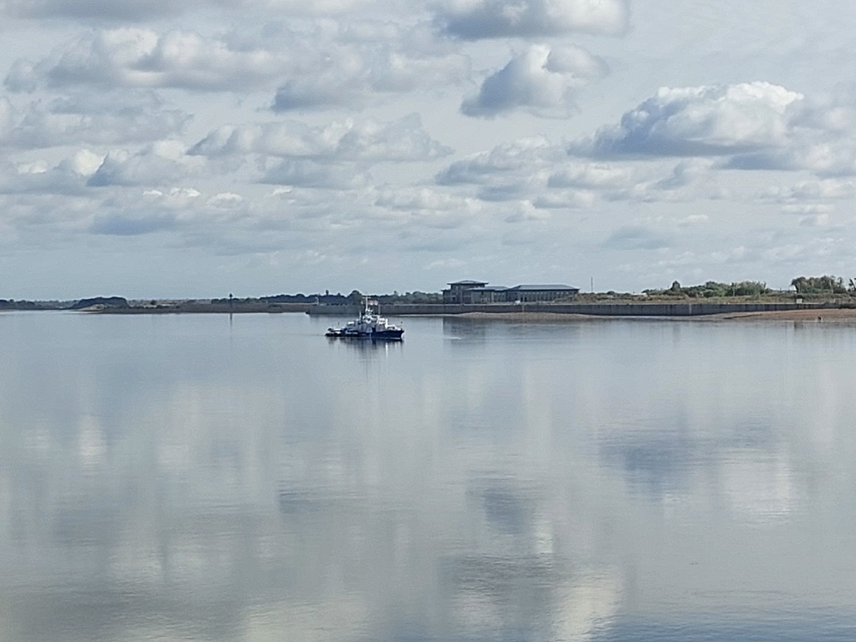 Пограничный катер посреди Амура, где проходит государственная граница с Китаем 