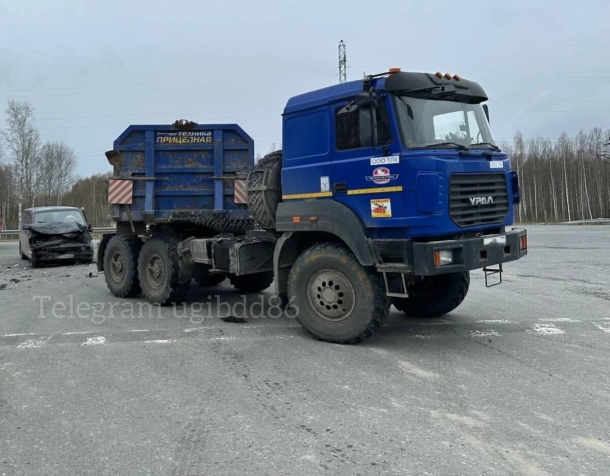    Пять пассажиров микроавтобуса пострадали на трассе в Югре