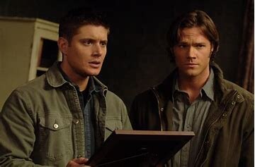 Фото: Сэм и Дин Винчестеры / Кадр из сериала «Сверхъестественное» (2005)