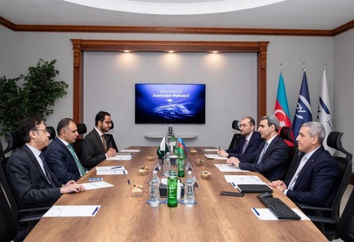 Встреча председателя ЗАО «Азербайджанские железные дороги» Ровшана Рустамова с государственным министром железнодорожного транспорта Пакистана Билалом Азхаром Каяни (Фото: THP)