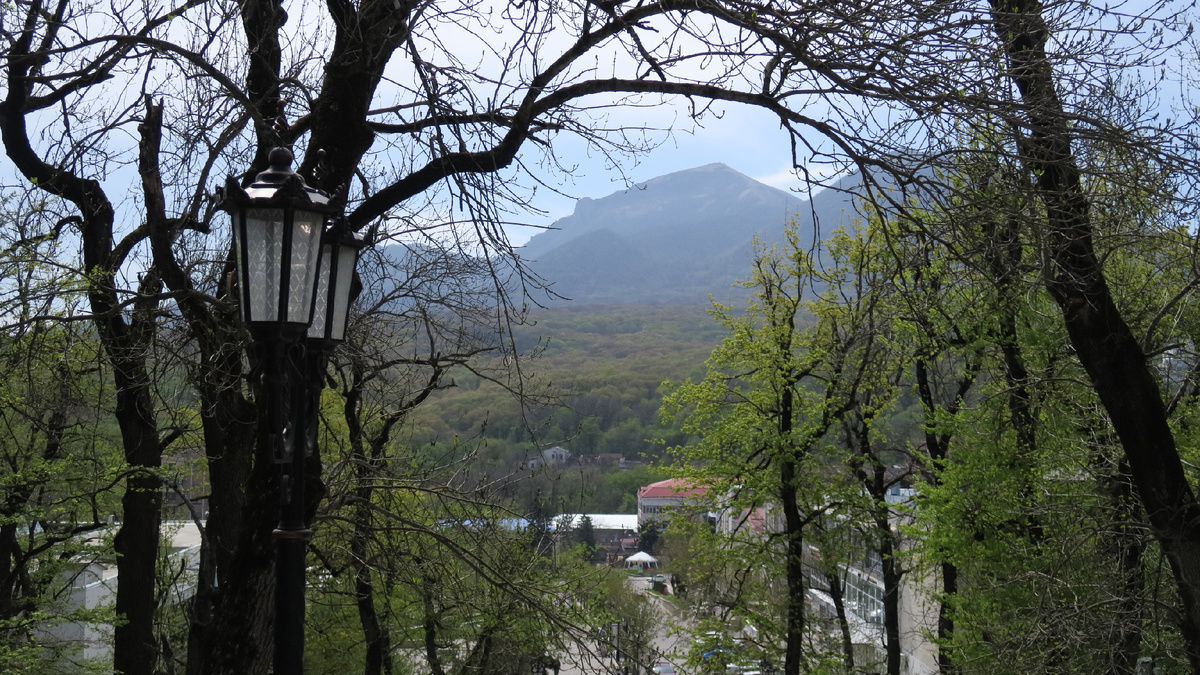 Весна в Железноводске. Вид на Бештау. Апрель 2025 год. Фото автора.