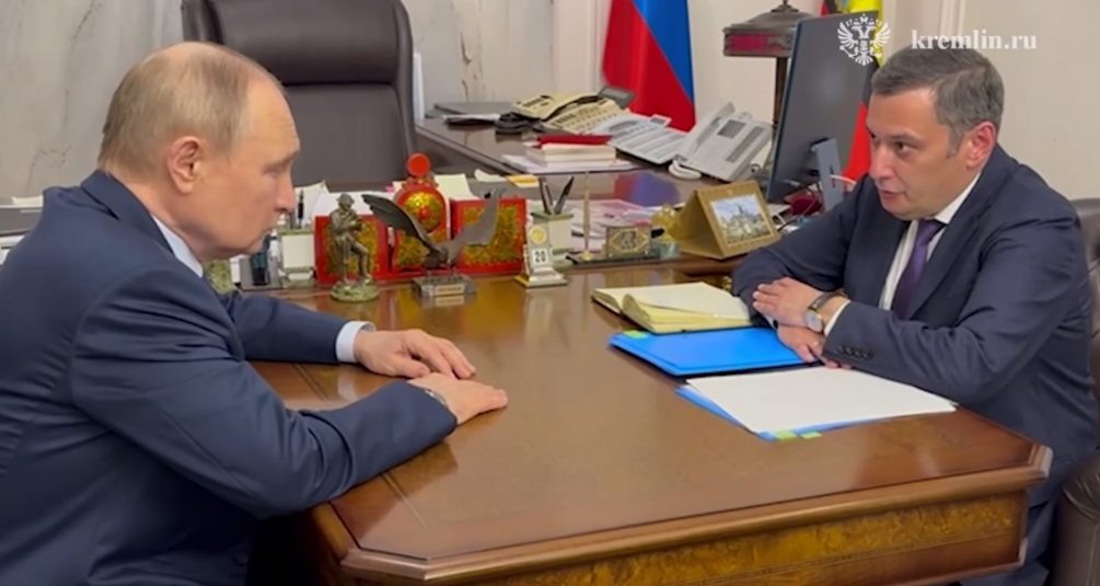    Владимир Путин и Александр Хинштейн. (Скрин с видео Кремлин. ру)