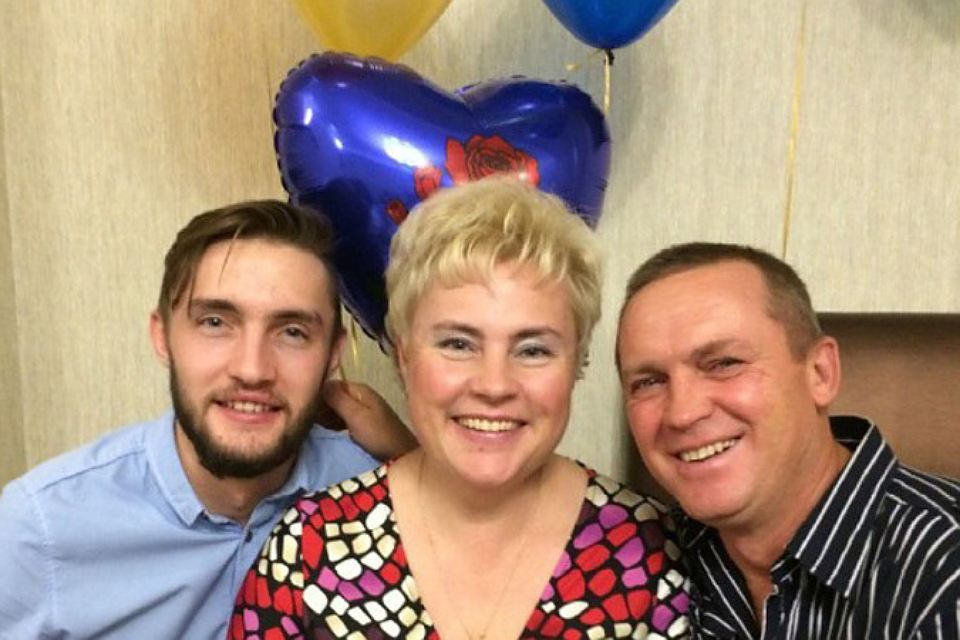 Фото Дмитрия с родителями: открытые источники / из материала "АиФ Новосибирск"