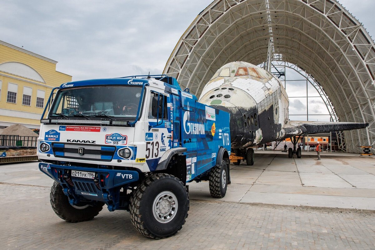    Гоночный КАМАЗ отбуксировал космический корабль «Буран»Фото: Антон Басанаев