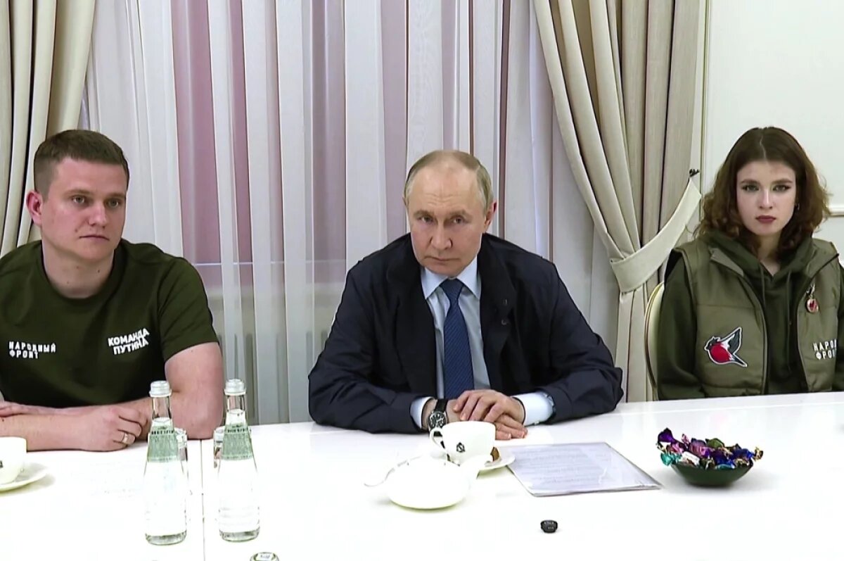    Президент РФ Владимир Путин общается с волонтерами в гуманитарном штабе в Курской области.