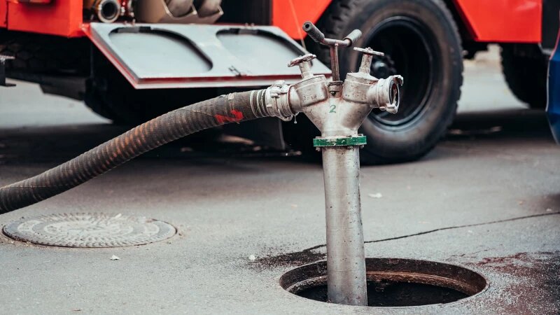     Пожарный гидрант, пожарная машина. Фото: ru.freepik.com, автор teksomolika.