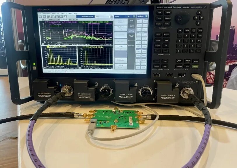Векторный анализатор цепей Keysight PNA-X Pro в работе. Фото взято с официального сайта Keysight: https://www.keysight.com/