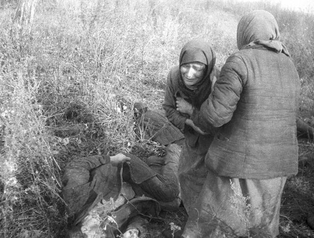 Жители села Ромны опознали тела своих родственников, замученных гитлеровцами во время оккупации