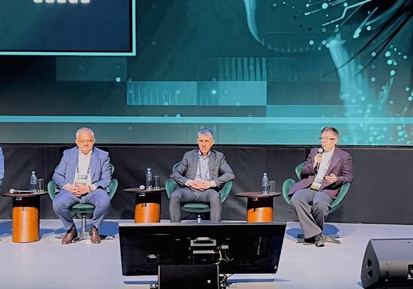 На фо­то пер­вая спра­ва: на­чаль­ник Ана­лити­чес­ко­го цен­тра ки­бер­бе­зопас­нос­ти ООО "Га­зин­фор­мсер­вис" Ли­дия Вит­ко­ва (Фо­то ComNews)