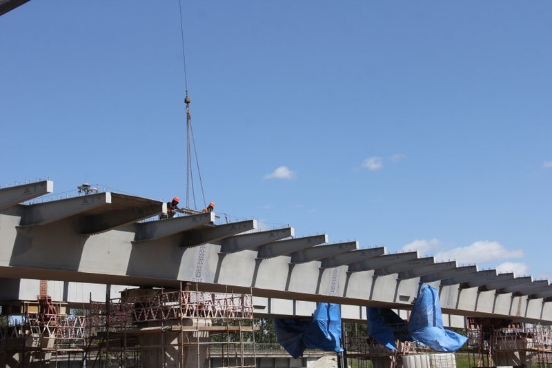     Начался второй этап надвижки пролетного строения эстакады через реку Сим в Челябинской области