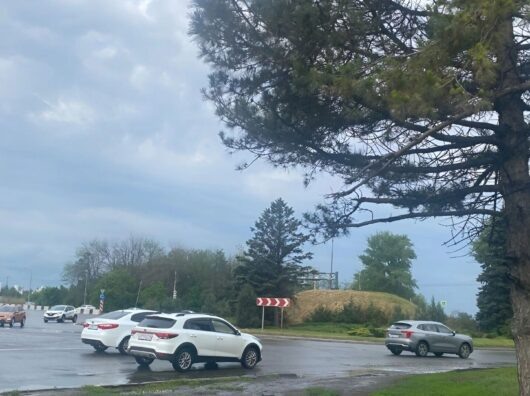    пустой холм на въезде в Ростов // фото: газета "Молот"