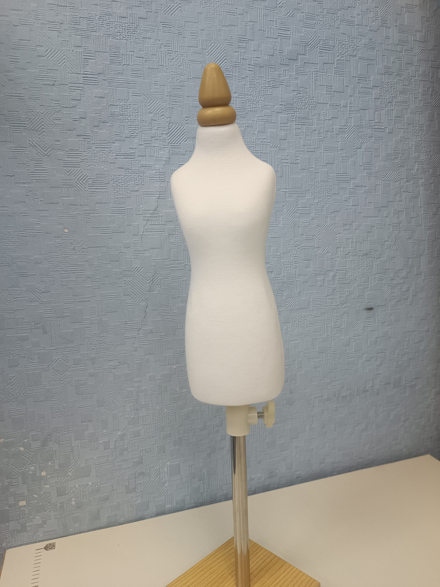 На таком обычном портновском манекене