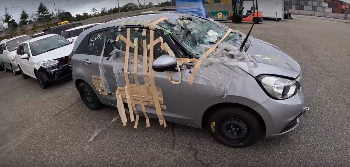 Битые авто в порту Японии. Источник: скриншот из VKвидео канала «Япония Транзит»