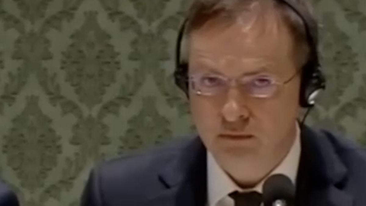   Мединский наносит "превентивный удар взглядом" по украинской делегации в Стамбуле. Фото: кадр видео