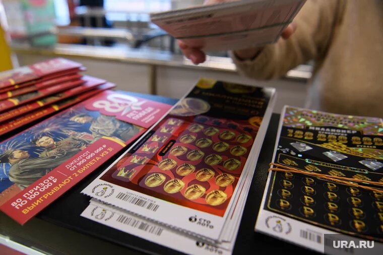 Свердловчанка наугад выбрала билет, и он принес ей счастье. Фото: Илья Московец © URA.RU