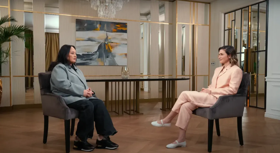 Лариса Гузеева во время интервью