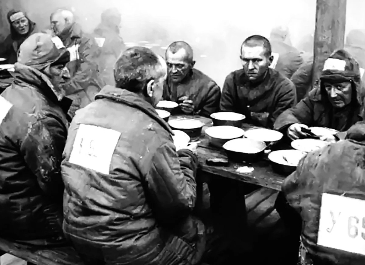 Узникам сталинских лагерей приходилось много и тяжело трудится в нечеловеческих условиях за миску пустой похлебки и корку хлеба 