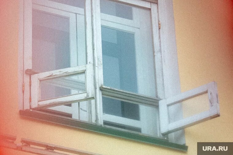 Ребенок забрался на подоконник, пока отец ушел в ванную. Фото: Руслан Яроцкий © URA.RU
