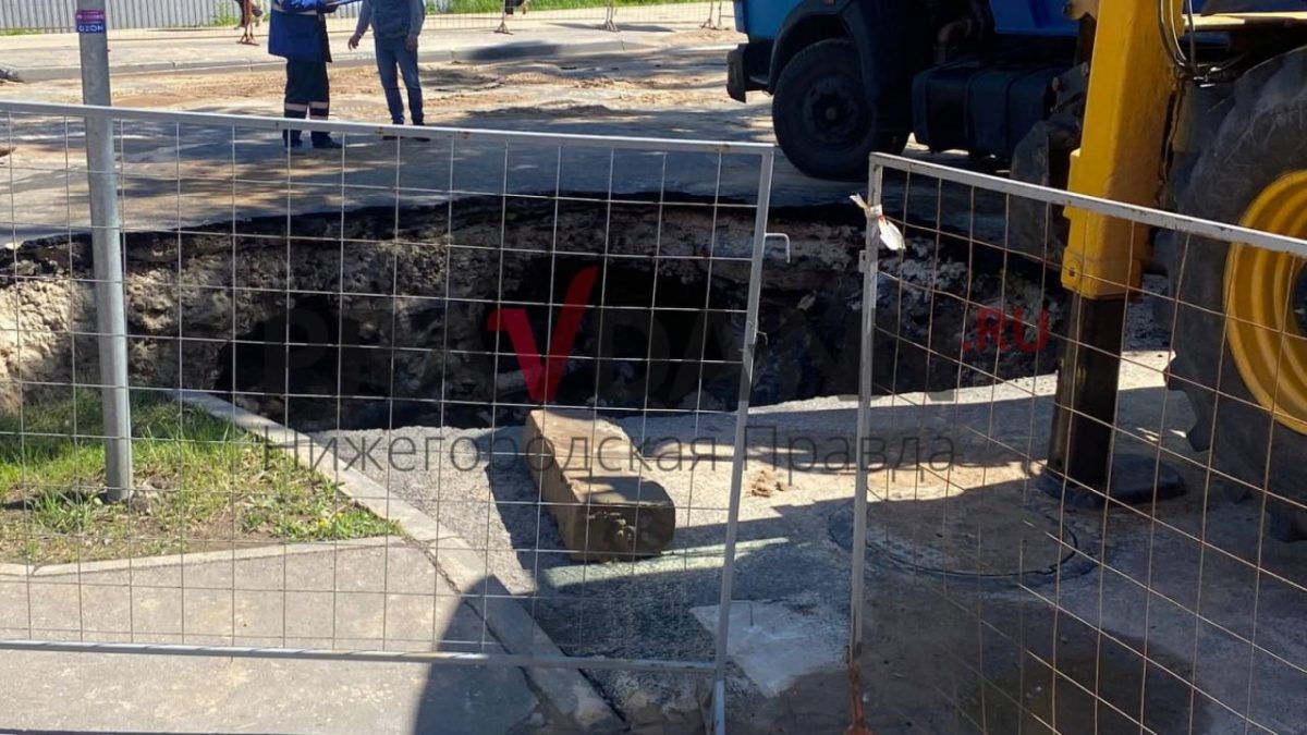    Сейчас дорожные службы обследуют участок с аварийной трубой, где провалился асфальт