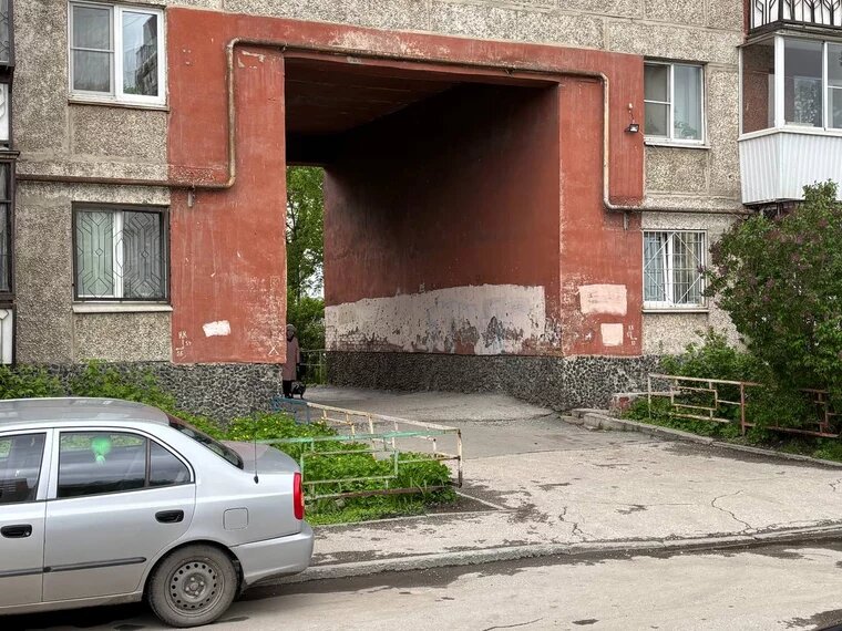 На этом месте стоял автомобиль, который спас ребенка. Фото: Сергей Бодров © URA.RU