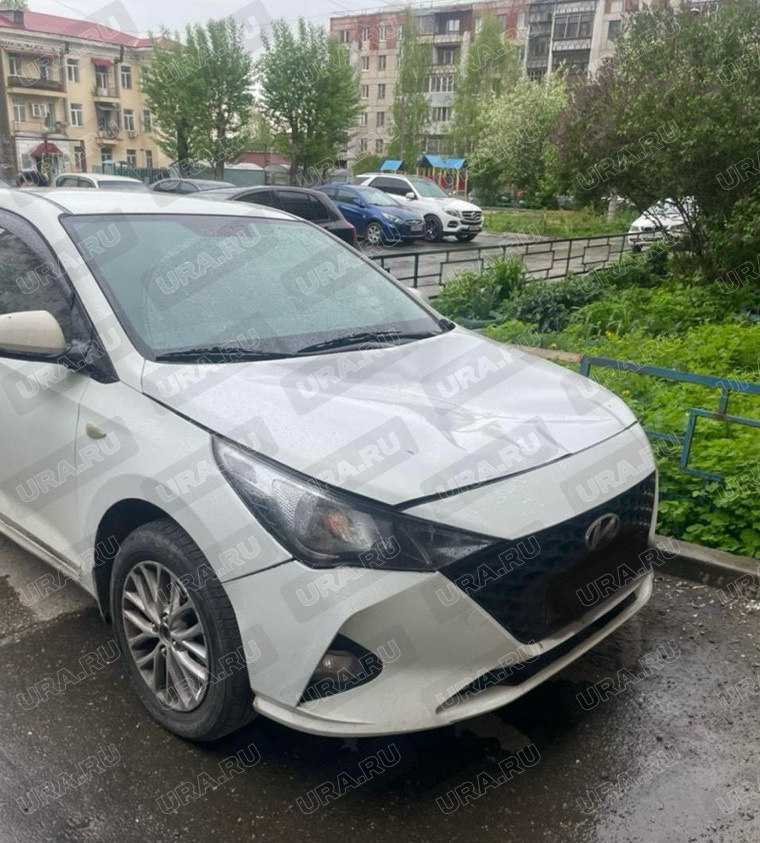 На капоте авто осталась глубокая вмятина. Фото сделано очевидцами происшествия