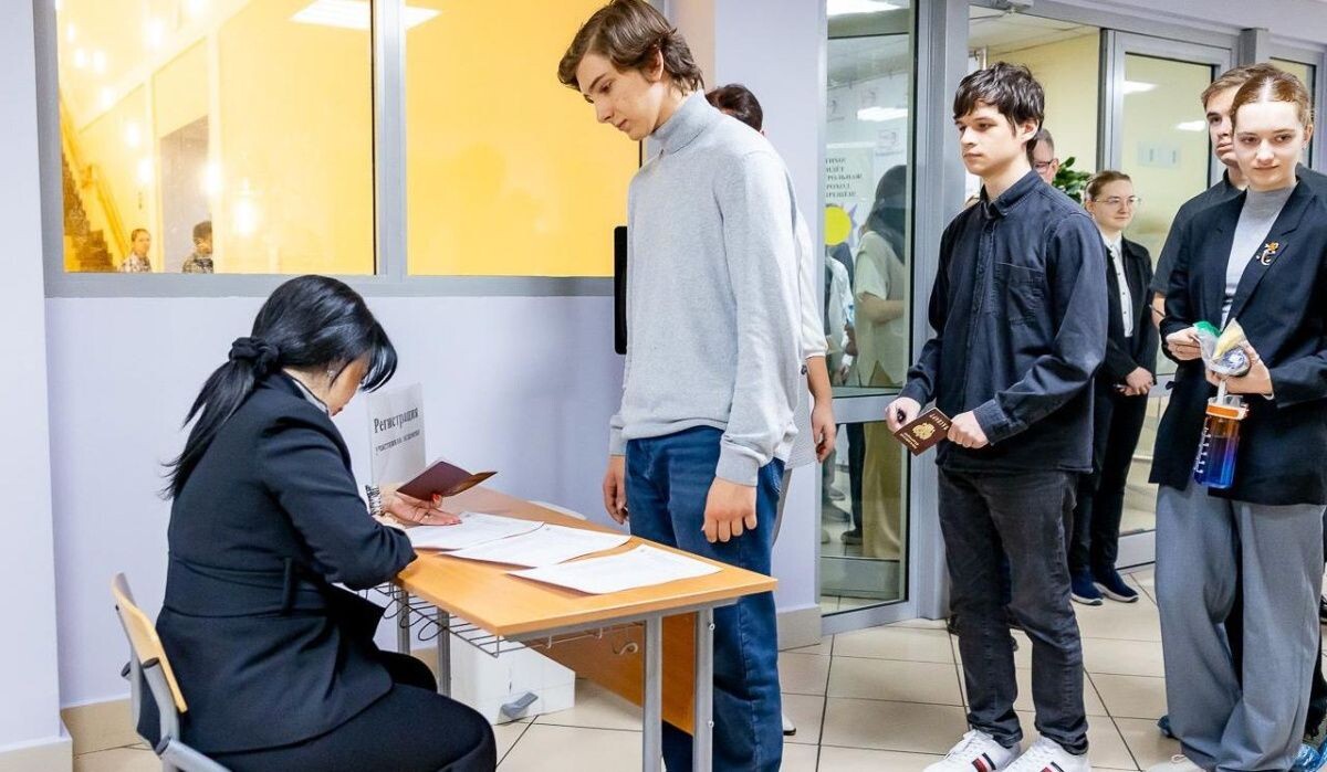     Учащиеся пришли сдавать ОГЭ. Источник: mos.ru Автор фото: Пресс-служба Мэра и Правительства Москвы