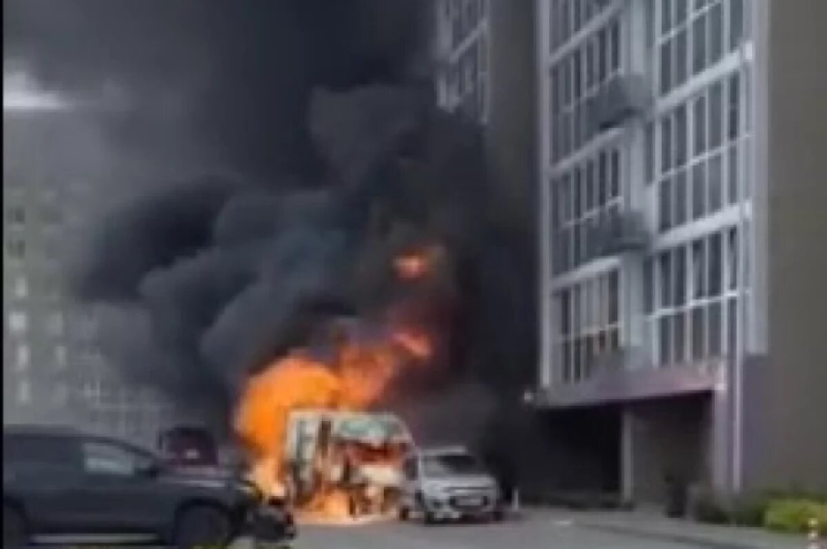    В Тольятти сгорели «ГАЗель» и 2 автомобиля, огонь повредил 7 машин и здание