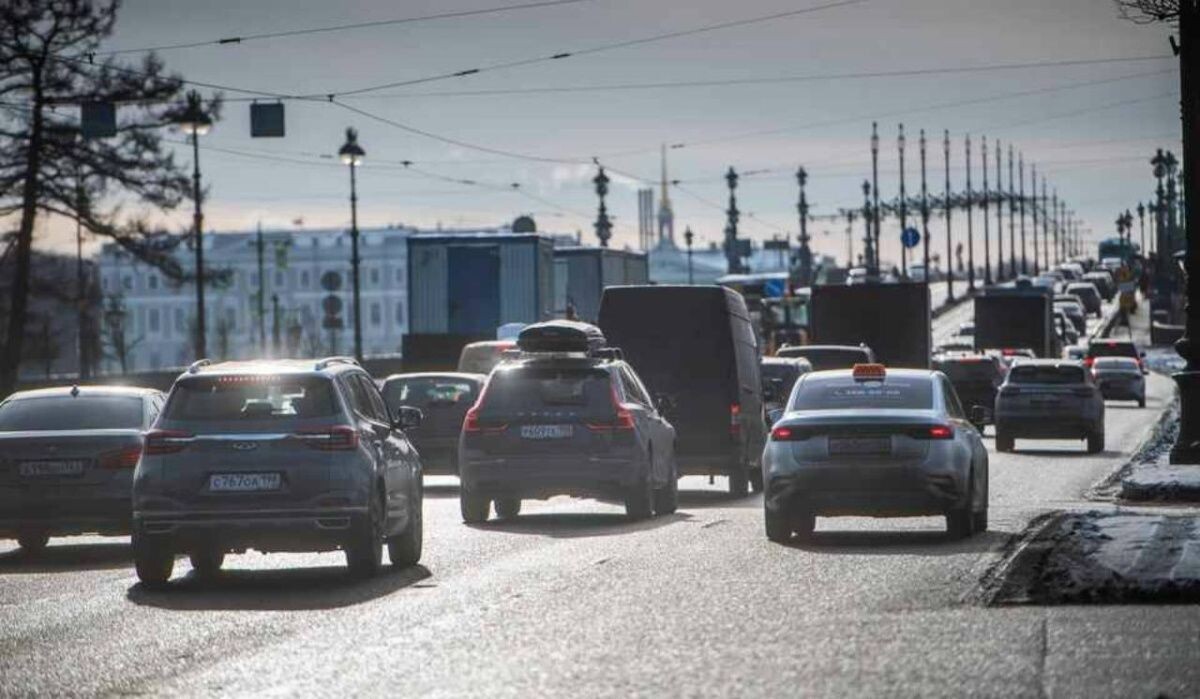     Движение автомобилей. Источник: kp.ru Автор фото: Алексей Булатов