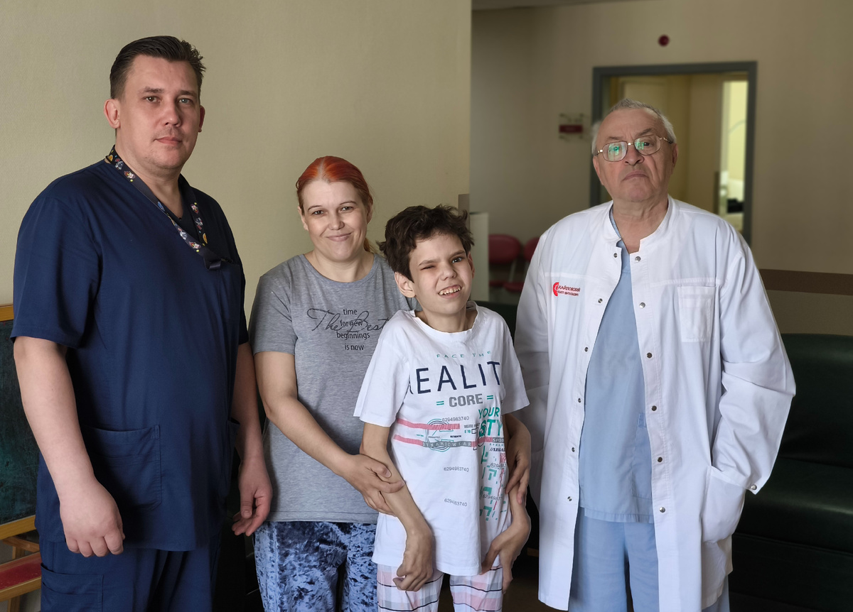 Надежда с мамой Натальей после финальной, десятой операции в Новосибирском НИИТО им. Я.Л. Цивьяна Минздрава России. На фото — с профессором Михаилом Михайловским (справа) и хирургом-вертебрологом Василием Суздаловым