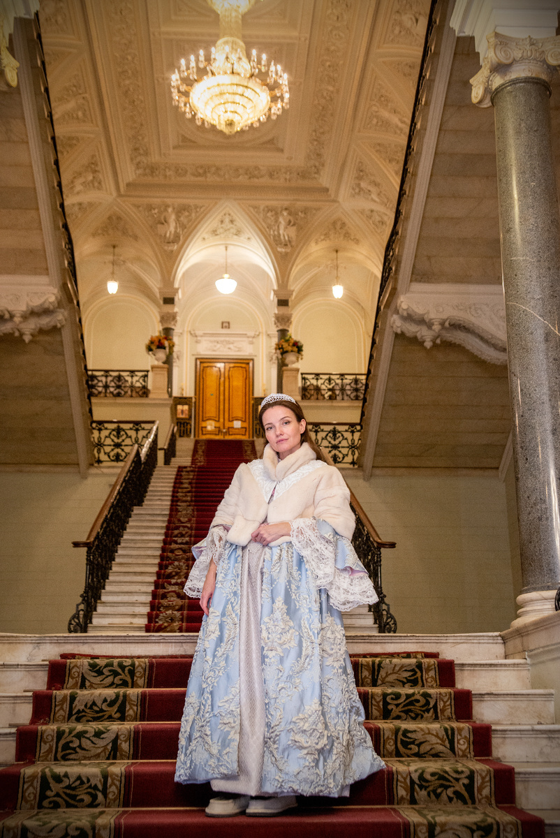 Если холодно, можно взять шубку-болеро из норки