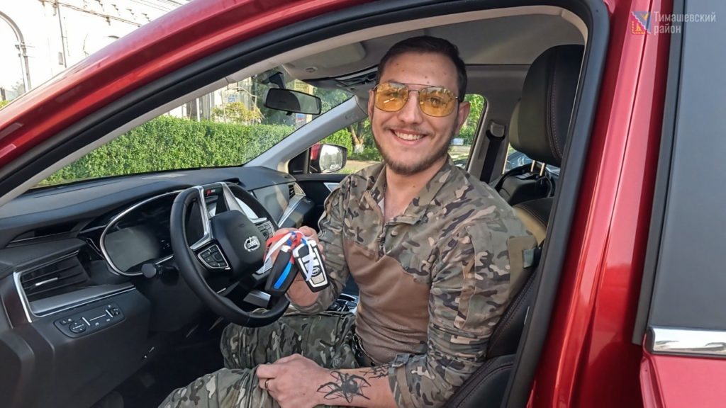    На снимке: Валерий Тимофеев в новеньком авто Евгения Орлова