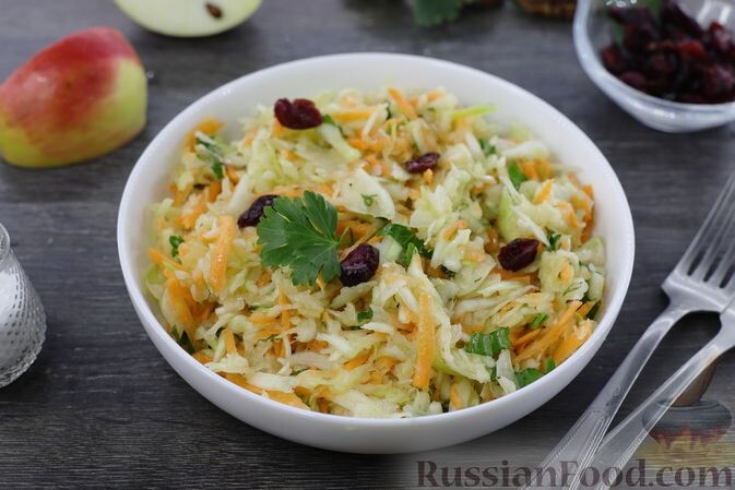 капуста белокочанная, яблоко, морковь, соль, зелень, масло растительное, сок лимона, мёд, соль, перец чёрный молотый