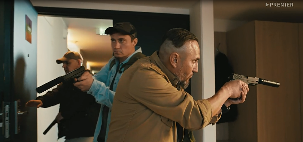 В этой же одежде диверсанты бегали по полям, явно плохо пахнут.