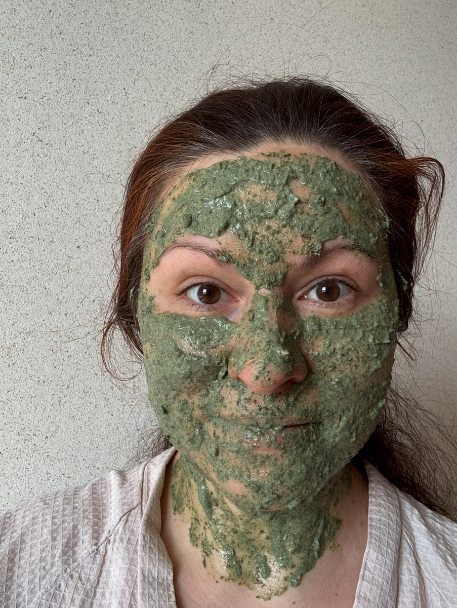 А здесь другой состав - от пигментации. Тоже сильнодействующий, но не знаю, надо ли вам, или вы таким домашним свежим не любите пользоваться.