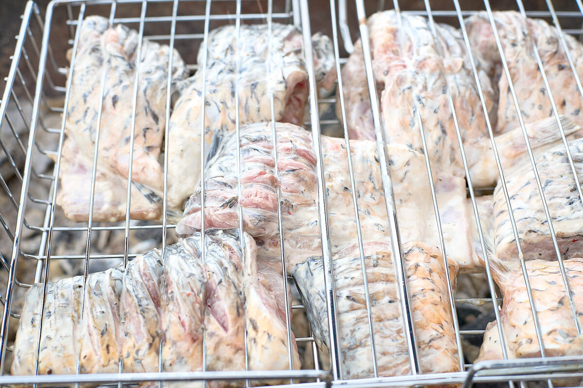 На решетке.