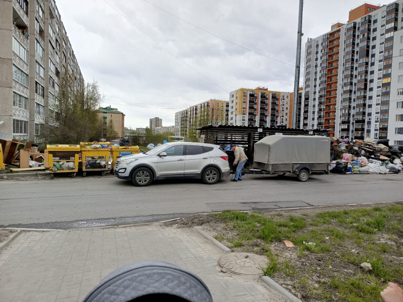    Родители в Петрозаводске по проезжей части водят детей в садик, огибая горы мусорапаблик «Подслушано в ПТЗ | Петрозаводск»