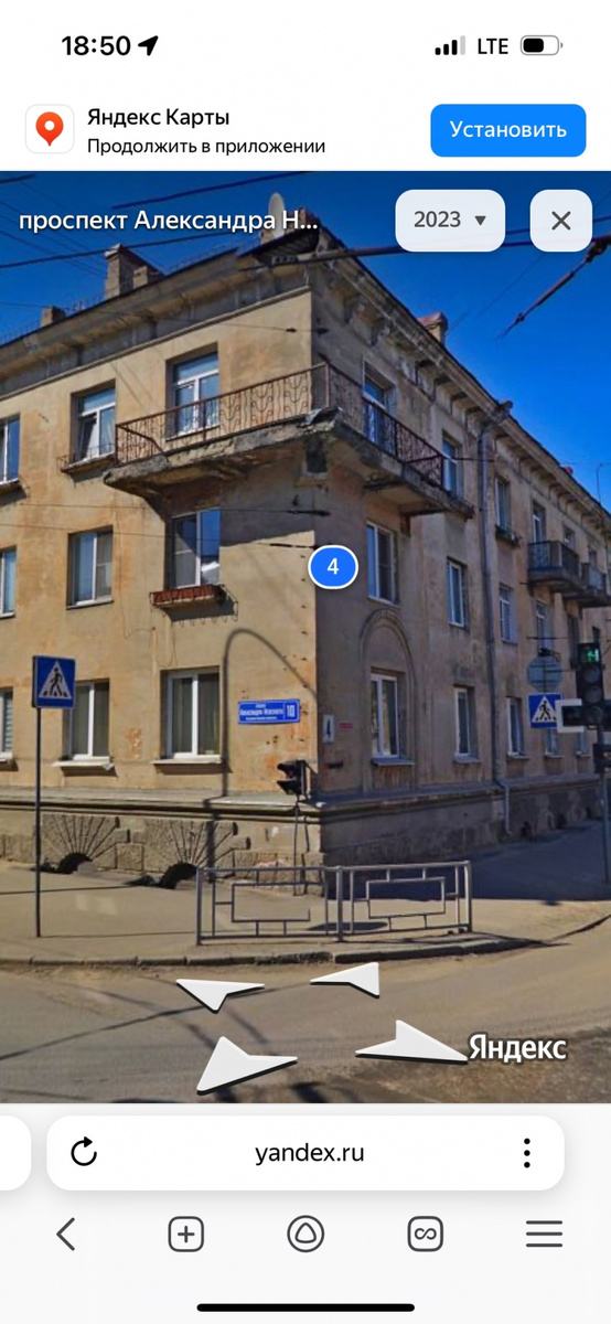    Опасный балкон свисает над тротуаром в Петрозаводске"Подслушано в ПТЗ|Петрозаводск" / VK